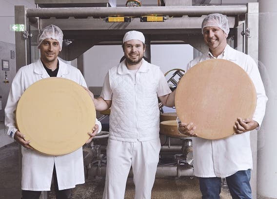 Plangger Junior Manager Reinhard Brunner (center) with Julian Bstieler of Dessl Maschinenbau (left) and Rudolf Staffler of Stäubli Tec-Systems (right).