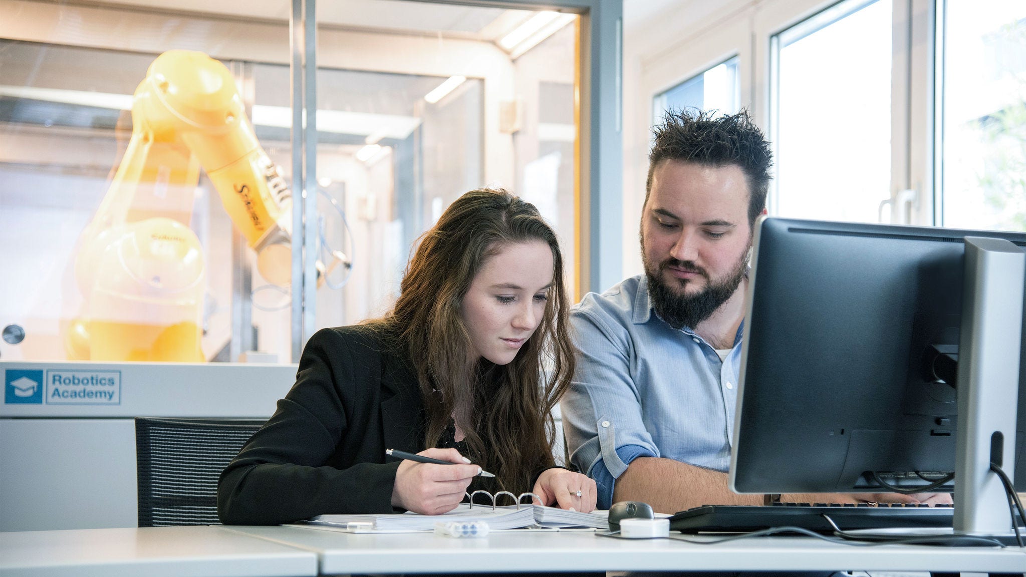 Students in a Stäubli Robotics training