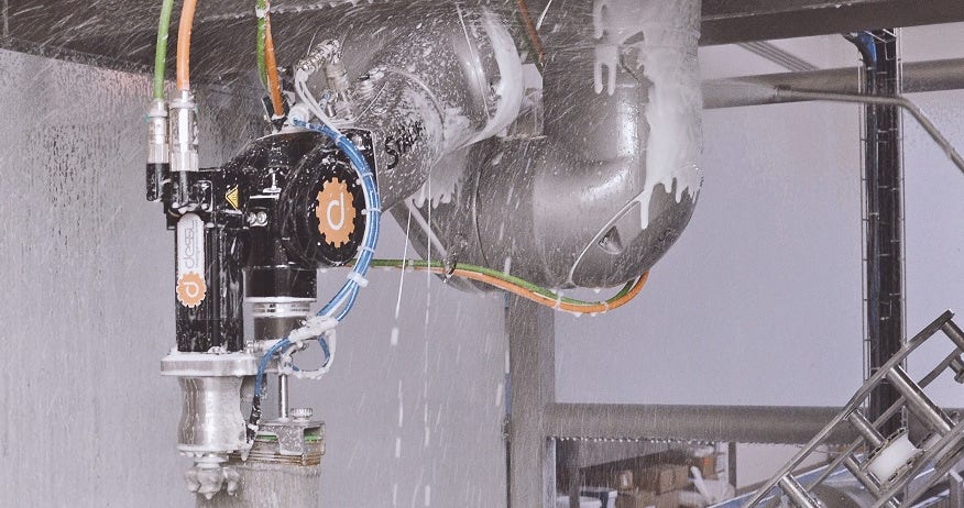 Robot removes rind quickly and precisely – a Stäubli TX2-90 six-axis robot is used in an environment subject to washing by high-pressure lance.