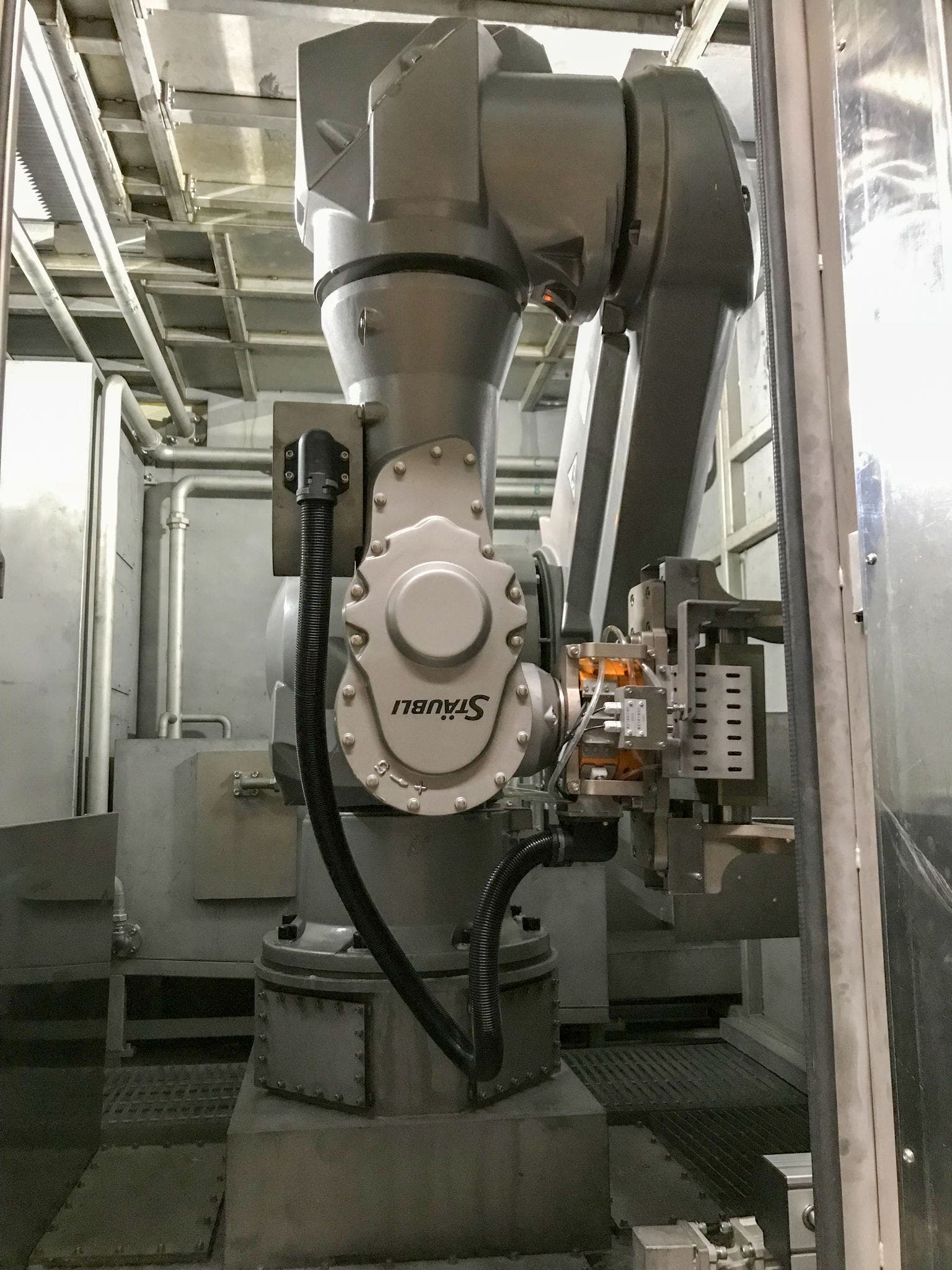 TX200 HE robots for inline parts cleaning