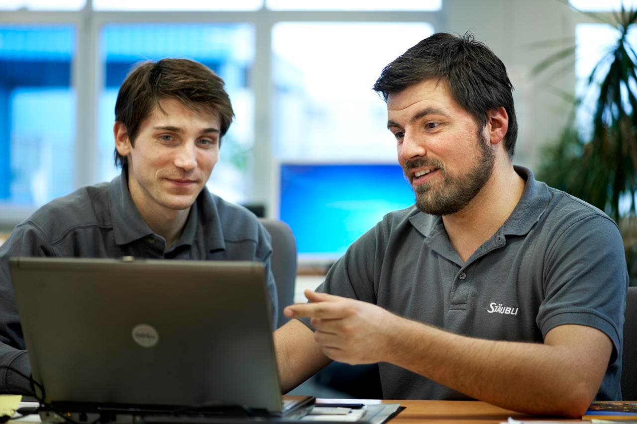 Two Stäubli Robotics specialist in Customer support centre / hotline at Stäubli Bayreuth.