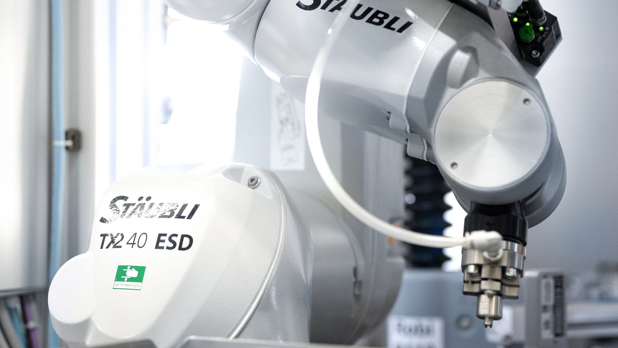 The first-class JCS drive technology of the TX2-40 six-axis robot enables continuous operation with a precision of less than 10 µm through targeted fine-tuning.  