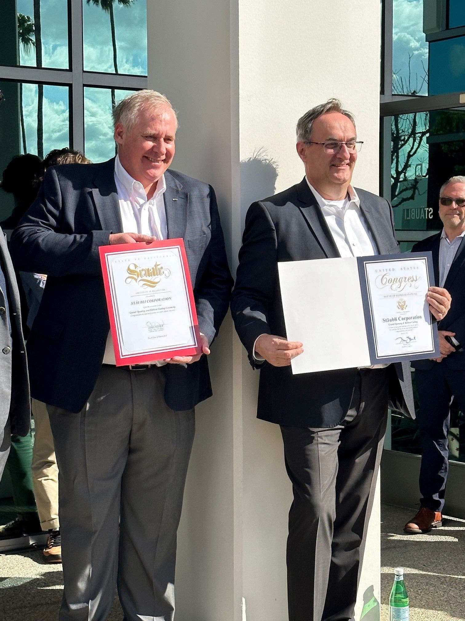 Ian Pratt, Managing Director Windsor (left), and François Masbou, Managing Director Duncan (right), received various certificates of recognition. 